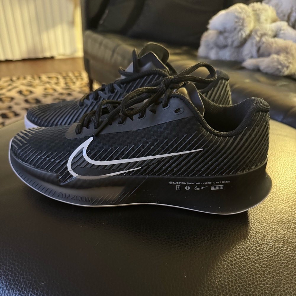 Ladies Nike Tennis Shoes 11